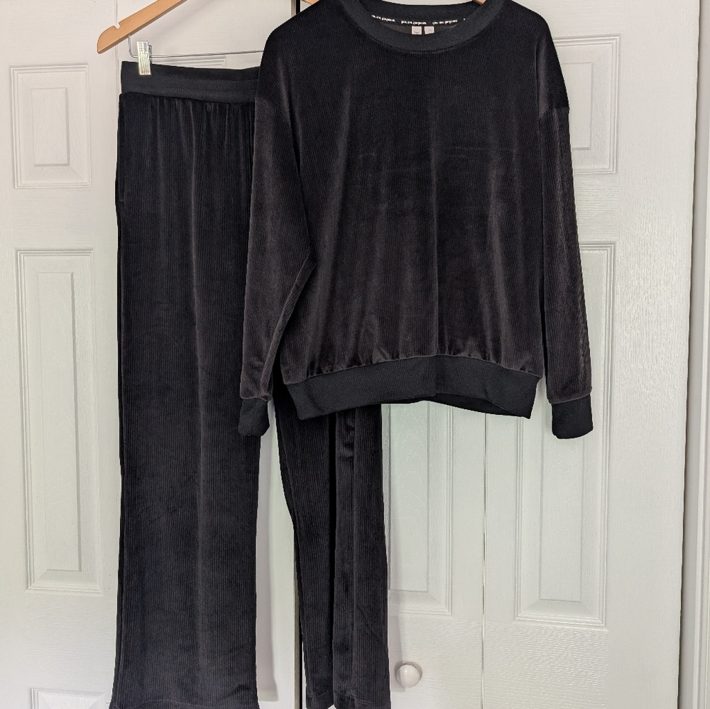 Two Piece Set - Joyspun Velour Shirt and Pants  Sz Medium 8-10